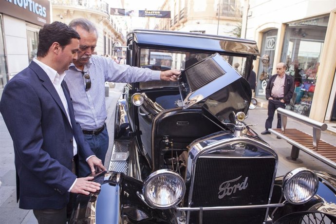 Javier A. García observa uno de vehículos que participan en la ruta