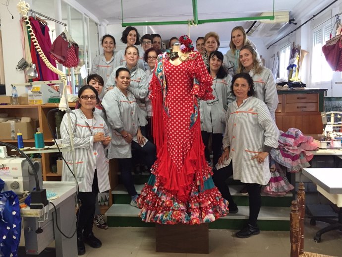 El equipo del taller de Manuela Macías con el traje que irá al Miss World. 