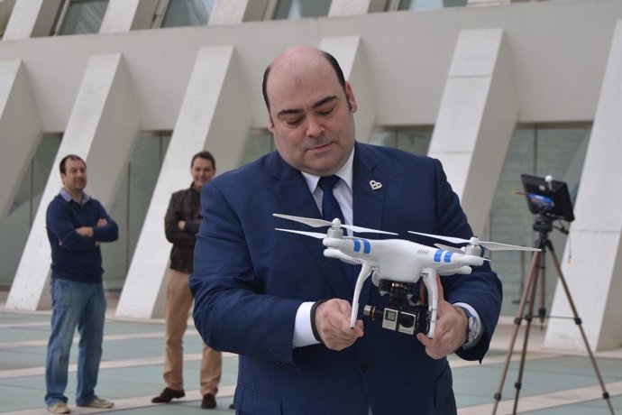 Agustín Iglesias Caunedo probando un drone