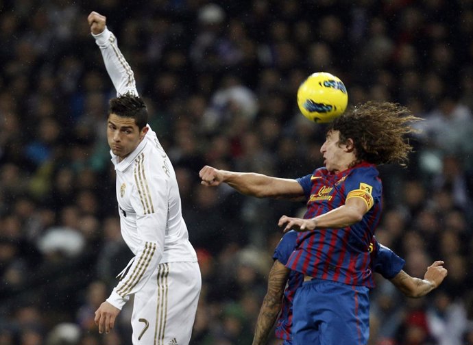 Cristiano Ronaldo Y Carles Puyol Pelean Un Balón 