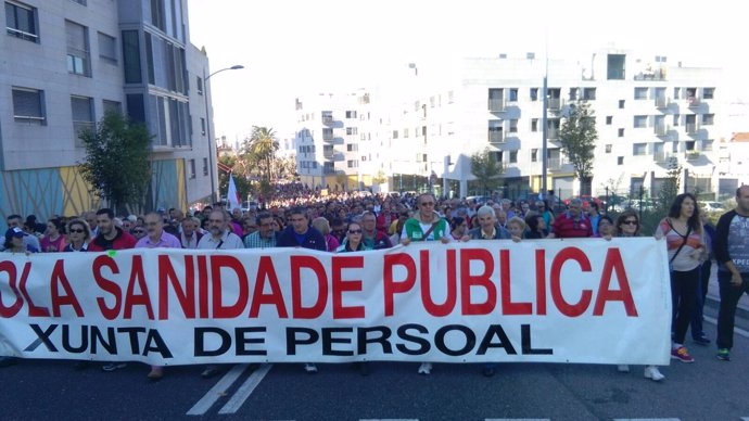 Manifestantes en Vigo en defensa de la sanidad pública