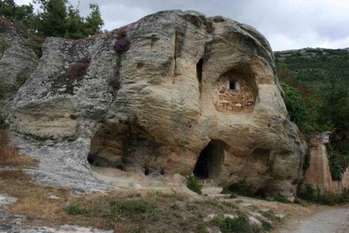 Una de las cuevas y eremitorios
