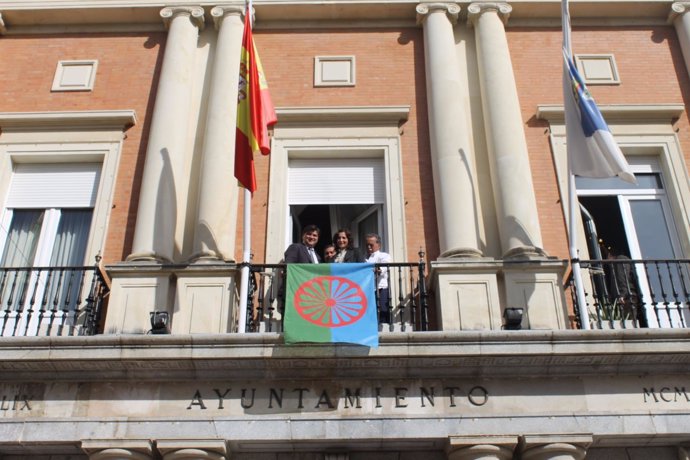 La bandera gitana ondea en el Ayuntamiento de Huelva. 