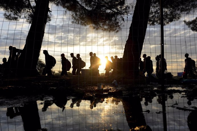 Refugiados sirios caminan en Grecia