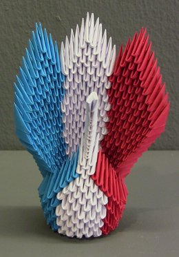 Cisne origami con los colores de la bandera de Francia