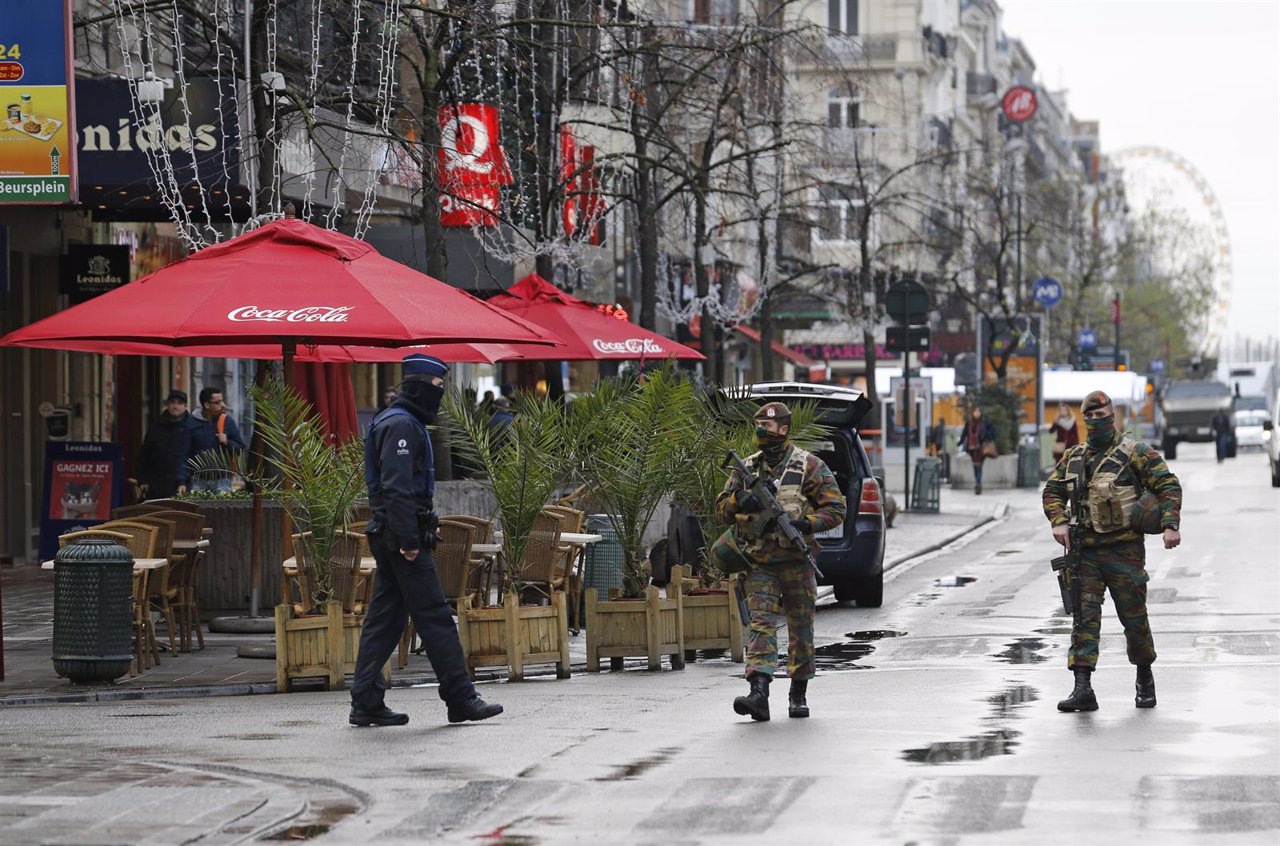 Militares y policías belgas patrullan las calles de Bruselas