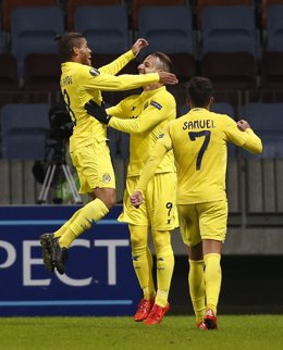 Dos Santos celebra con Soldado y Samu un gol del Villarreal