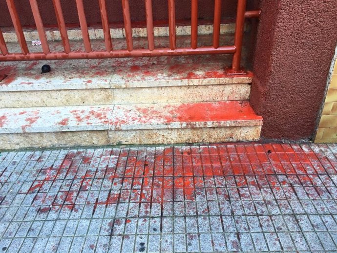 Atacan con pintura roja la sede del PP en La Laguna