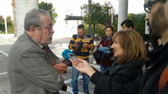 Luis Carlos Rejón atiende a los medios