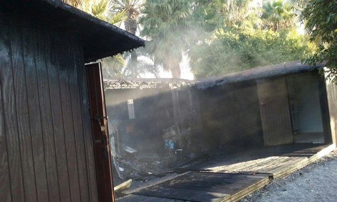 Módulos de playa quemados en Almuñécar (Granada)
