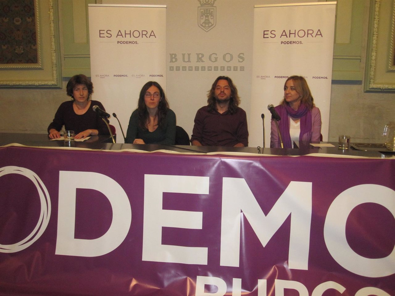 Tania Sánchez (d) durante su participación en un acto en Burgos