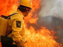 Activista de Verdemar durante un incendio en la Sierra del Arca