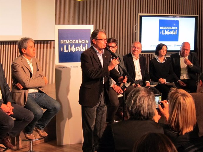 El presidente en funcines de la Generalitat, Artur Mas, y el candidato F.Homs