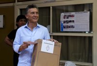 Macri deposita su voto en un "día histórico" para Argentina