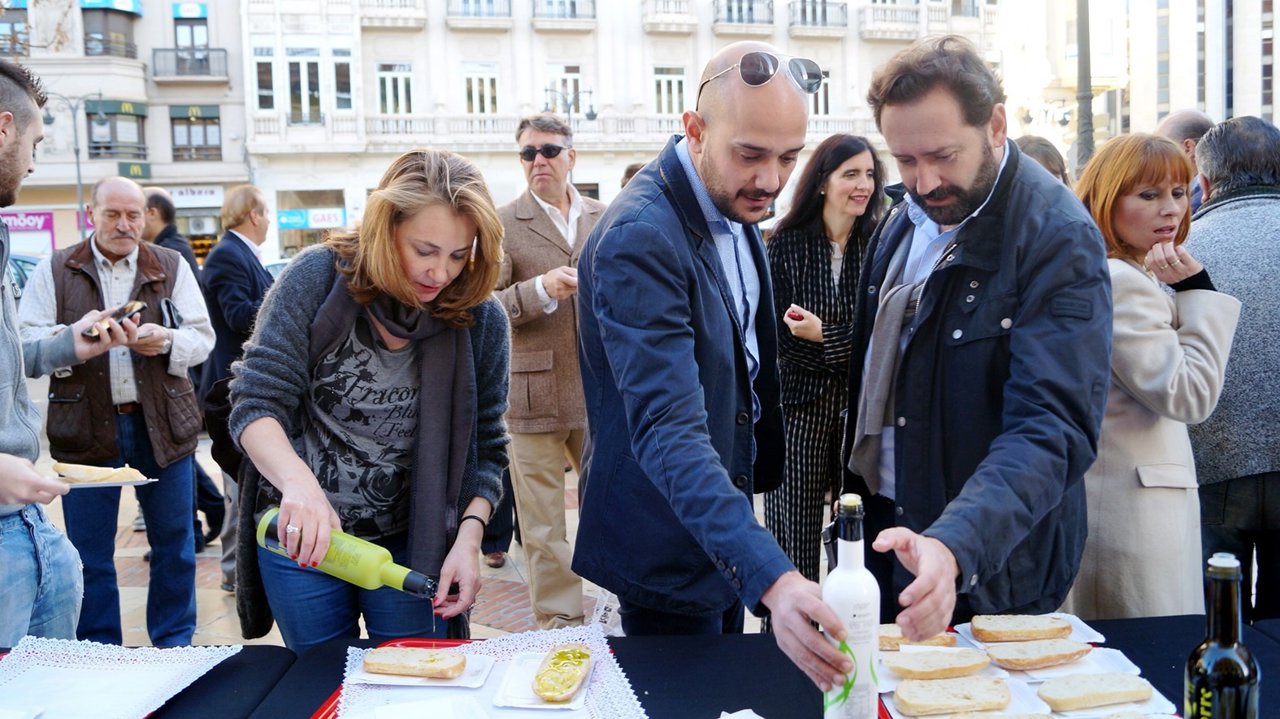 Público probando aceite de oliva de Jaén