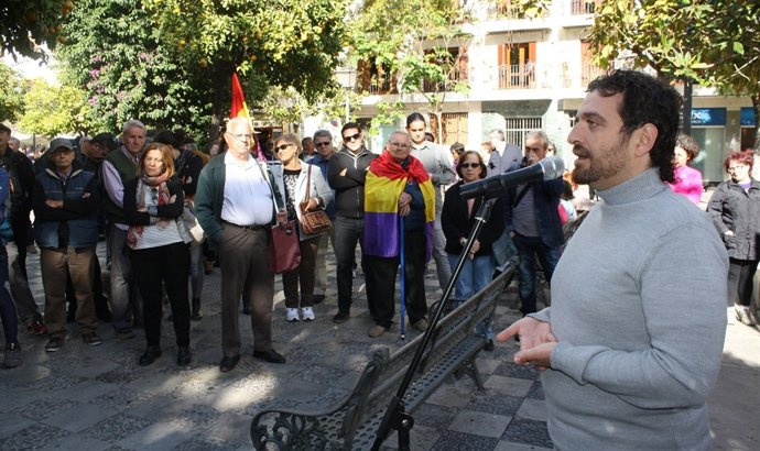 Acto de memoria histórica en la plaza de la Gavidia de Sevilla
