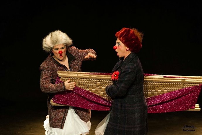 Violeta y Péndula, durante la actuación