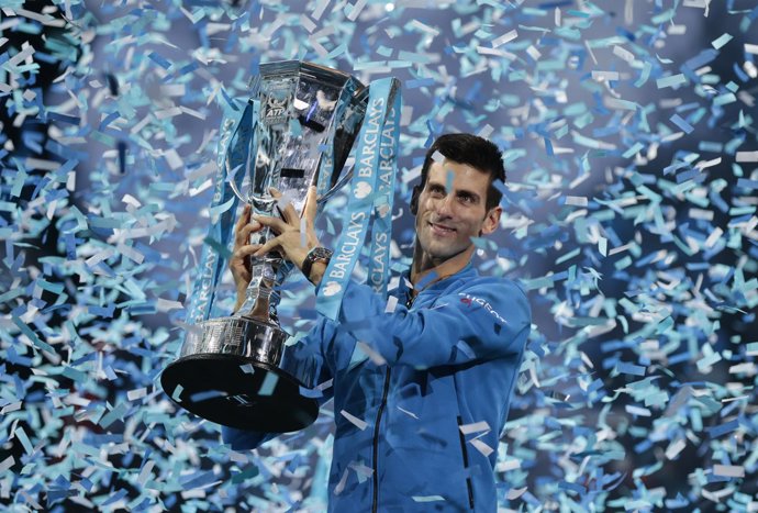 Djokovic se impone a Federer y cierra como Maestro un año de récord