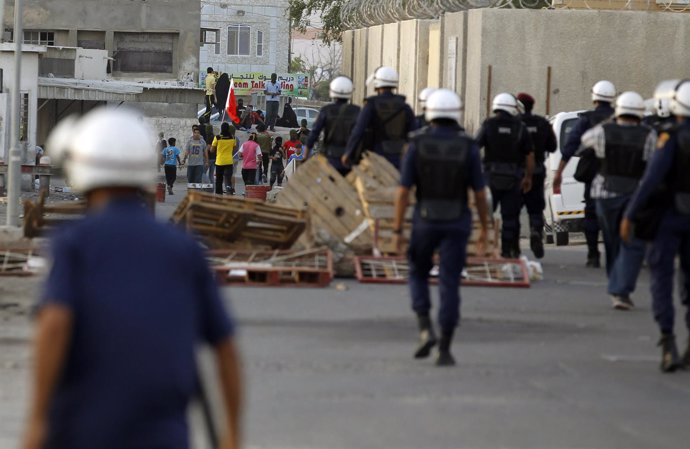Fuerzas de seguridad de Bahréin durante una manifestación en Budaiya
