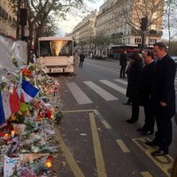 Cameron rinde homenaje a las víctimas de los atentados de París junto a Hollande
