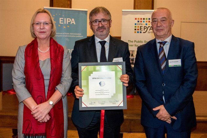 Ignacio Yurrss, en el centro, posa con el premio.
