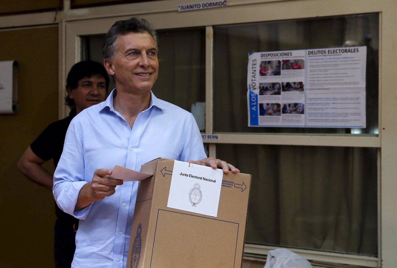 Mauricio Macri vota en las elecciones presidenciales en Argentina