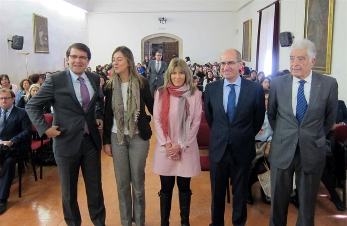  Autoridades En La Inauguración De La Jornada Organizada Por La Asociación Beatr