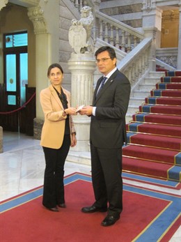 Dolores Carcedo entrega los presupuestos a Pedro Sanjurjo. 