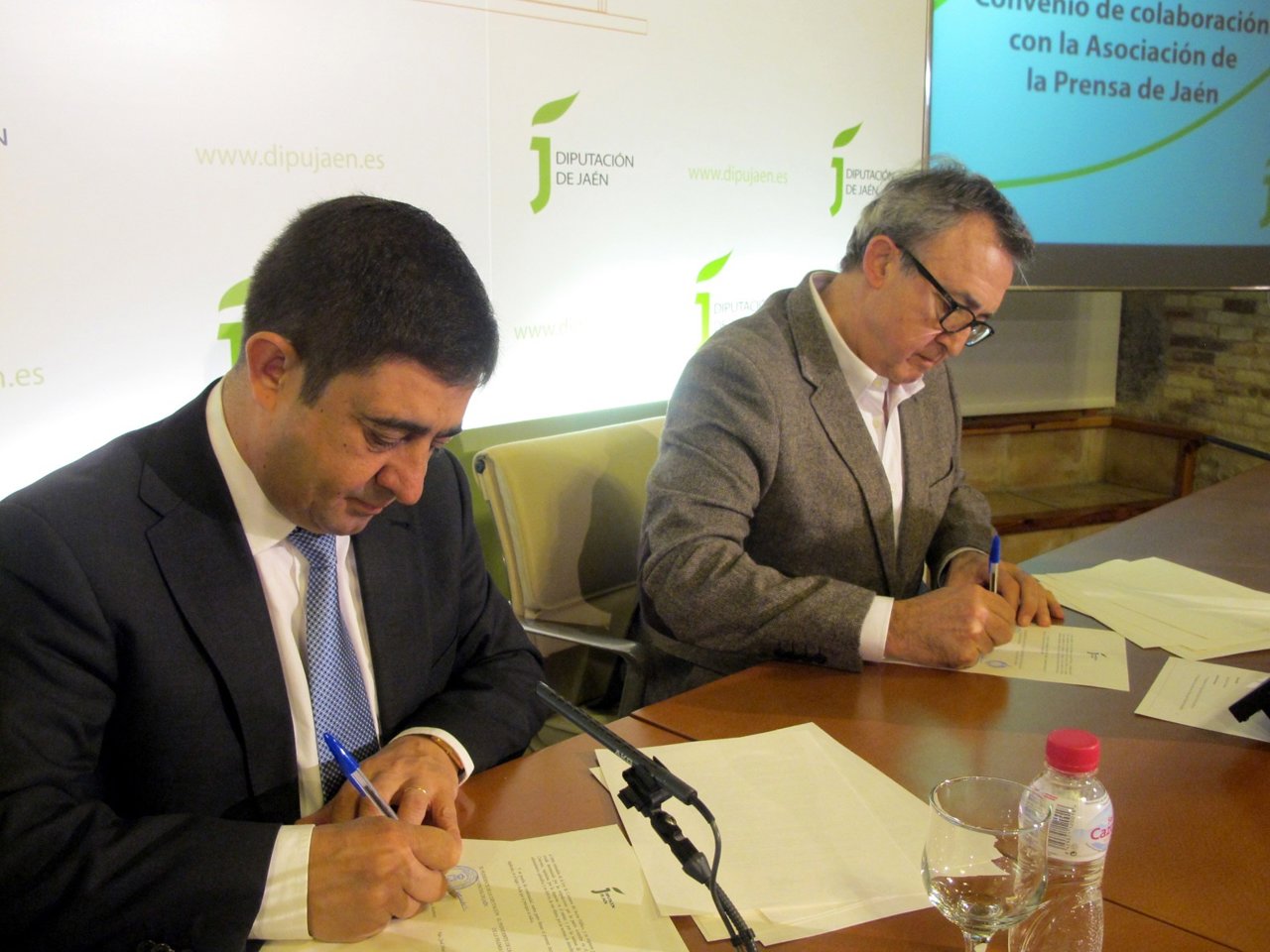 Firman del convenio para la edición especial de la 'Hoja del Lunes'.