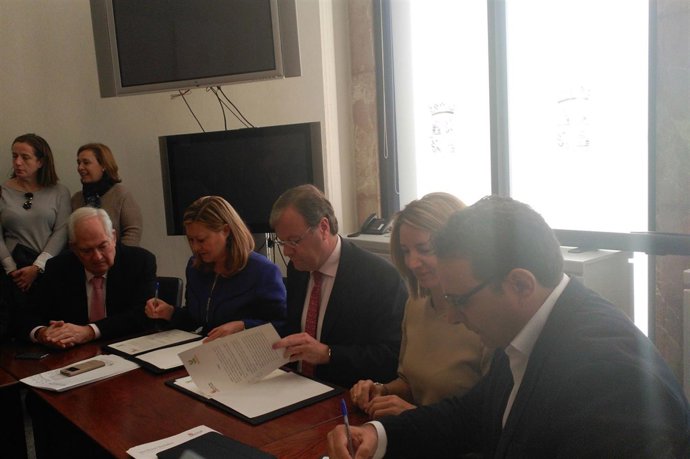 Firma del convenio entre las Consejerías de Familia e Igualdad, Economía y Hacie