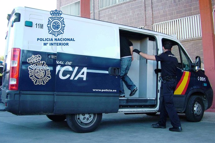 El prófugo entra en un furgón de la Policía Nacional