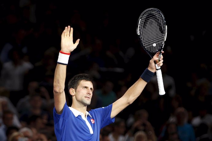 Djokovic vence ante un luchador Wawrinka y se mete en la final de París