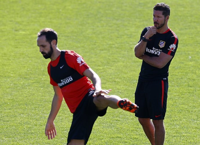 Juanfran Torres y Diego Pablo Simeone " Cholo", entrenamiento Atlético de Madrid