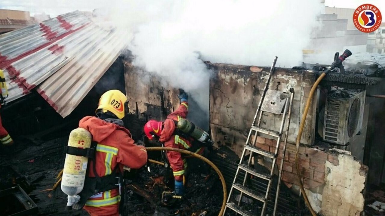 Los bomberos extinguen un fuego en Carcaixent