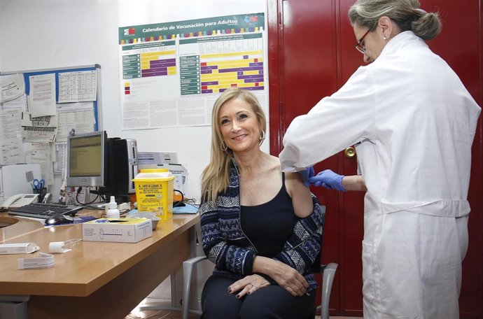 Cifuentes anima a los madrileños a vacunarse contra la gripe