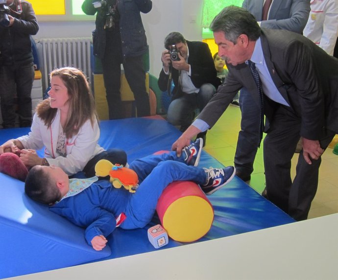 Miguel Ángel Revilla en el colegio Padre Apolinar de la Obra S. Martín