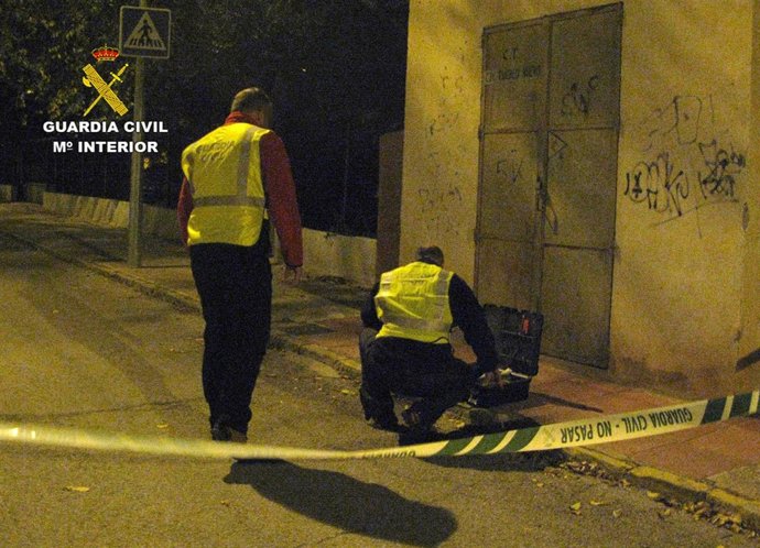 Guardia Civil instantes después de realizar la inspección ocular