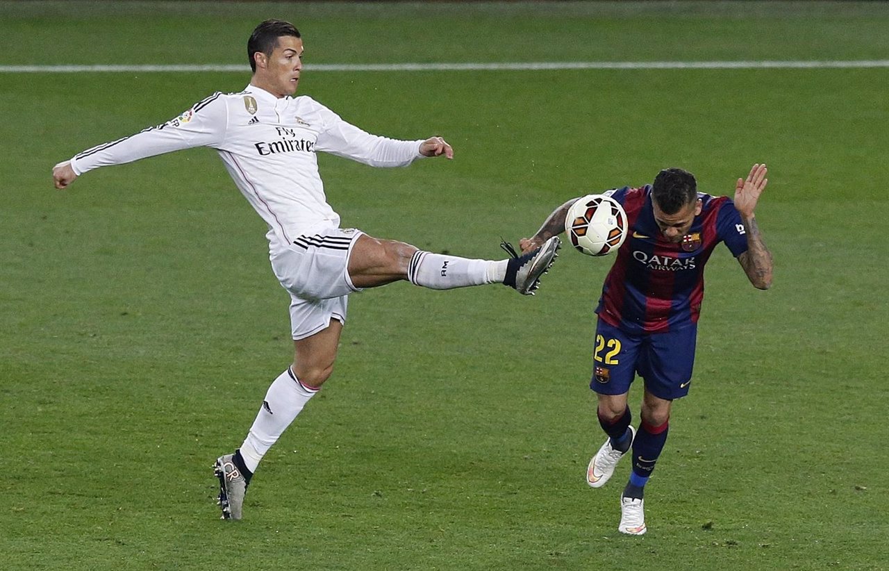 Cristiano Ronaldo (Real Madrid) y Dani Alves (Barcelona) en un Clásico