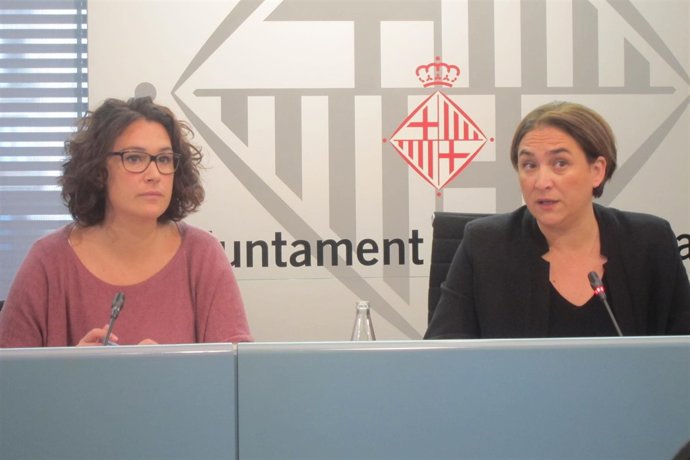 La concejal L.Pérez y la alcaldesa A.Colau