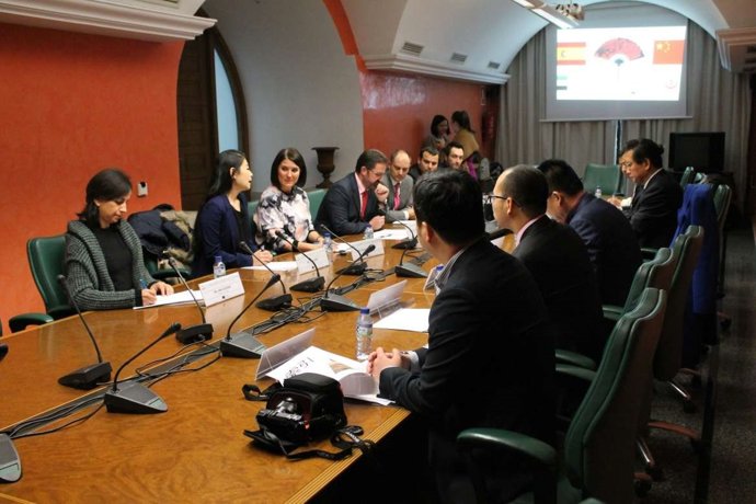 Rosa Balas y Miguel Bernal con una delegación china