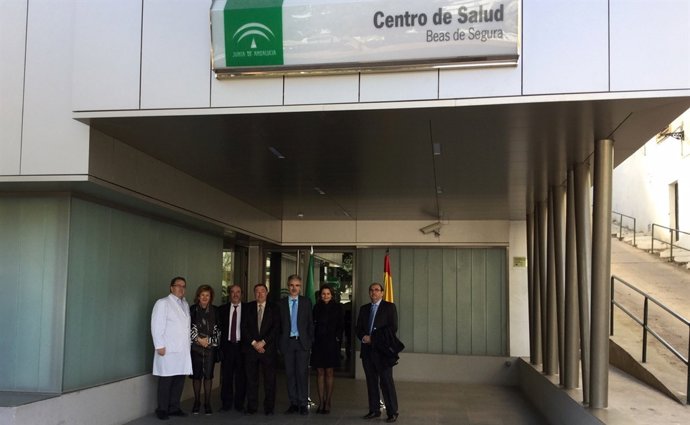 Aquilino Alonso (3d) en el centro de salud de Beas de Segura.