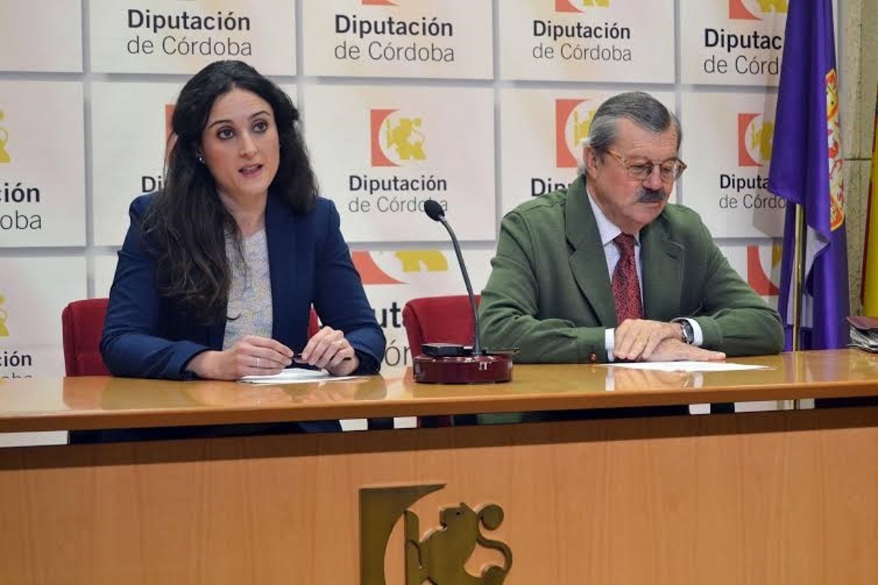 Gómez presenta el evento junto a Serrano