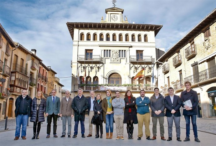 Los parlamentarios frente al Ayuntamiento de Olite.