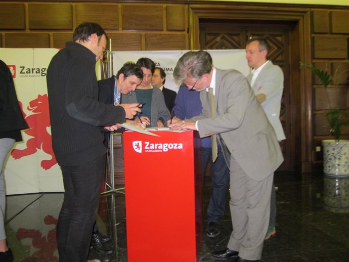 Los concejales firmando la declaración sobre el cambio climático