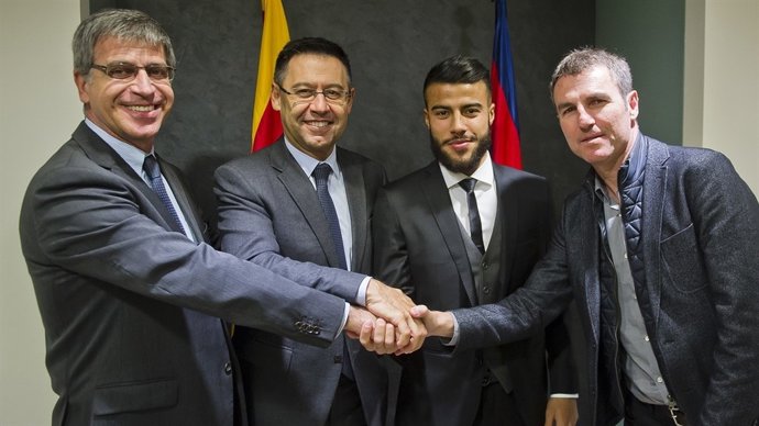 Rafinha junto a Bartomeu y Roberto en su renovación con el FC Barcelona