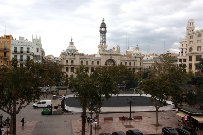 Montaje de la pista de hielo en la plaza del ayuntamiento de Valencia