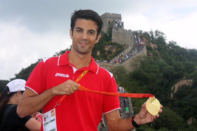 Miguel Ángel López con la medalla de oro en Pekín