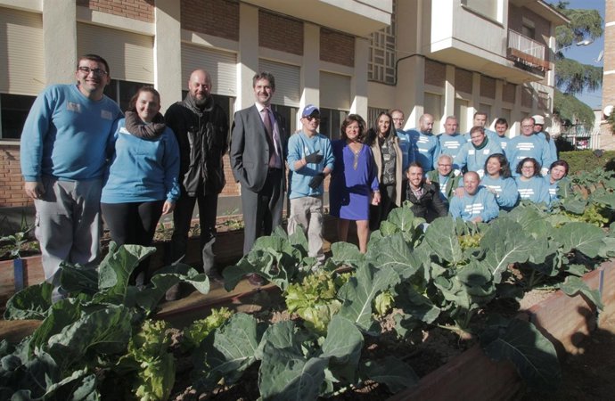 Cañadilla, Muñoz y González (centro) con los alumnos en el huerto