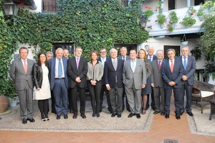 Miembros del Consejo de Telefónica en Andalucía junto a la alcaldesa de Córdoba