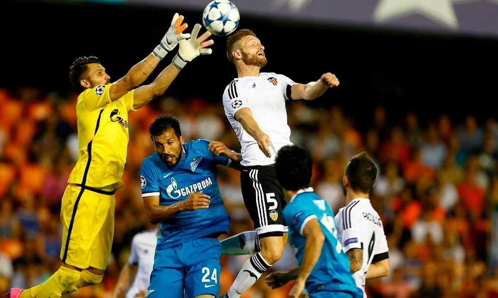 Mustafi intenta rematar en el Valencia-Zenit de la ida